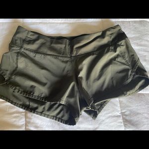 Lululemon Speed Up short Army green 2.5 inseam